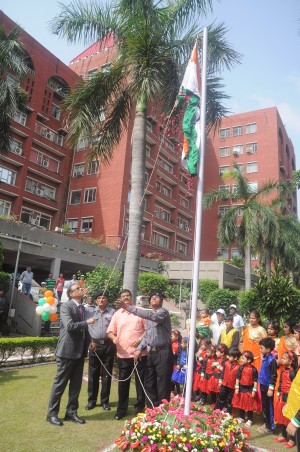 Chairman, SAIL hoisting the national flag